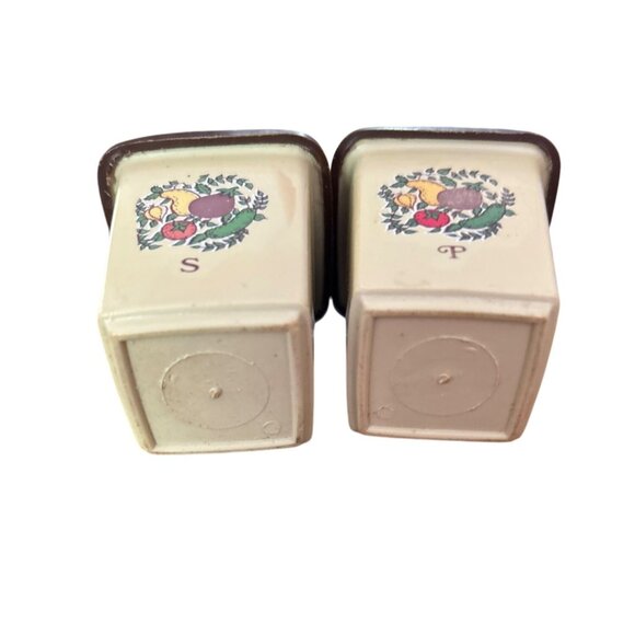 Vintage Sterilite Tan & Brown Salt & Pepper Shakers Set With Lid - Picture 3 of 4